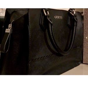 GUESS SCALLOP EDGE PURSE!!